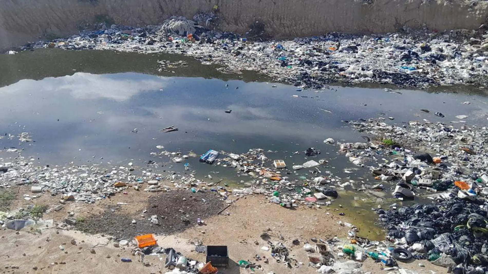 La fosa que era para enterrar la basura en el municipio de Ixcaquixtla se llenó de agua